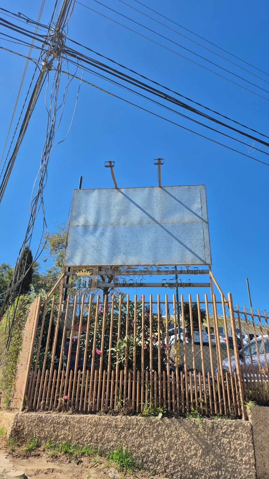 Letrero esquinado 310x200 cm — pieza emblemática a renovar